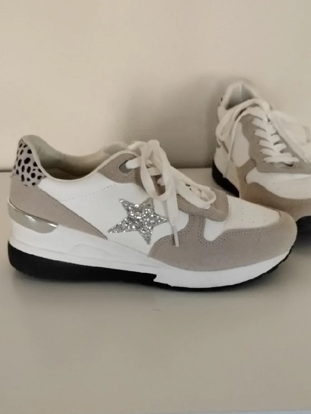 Jessica Carlyle Size 8 White & Light Gray Star Accent Lace-Up Sneakers